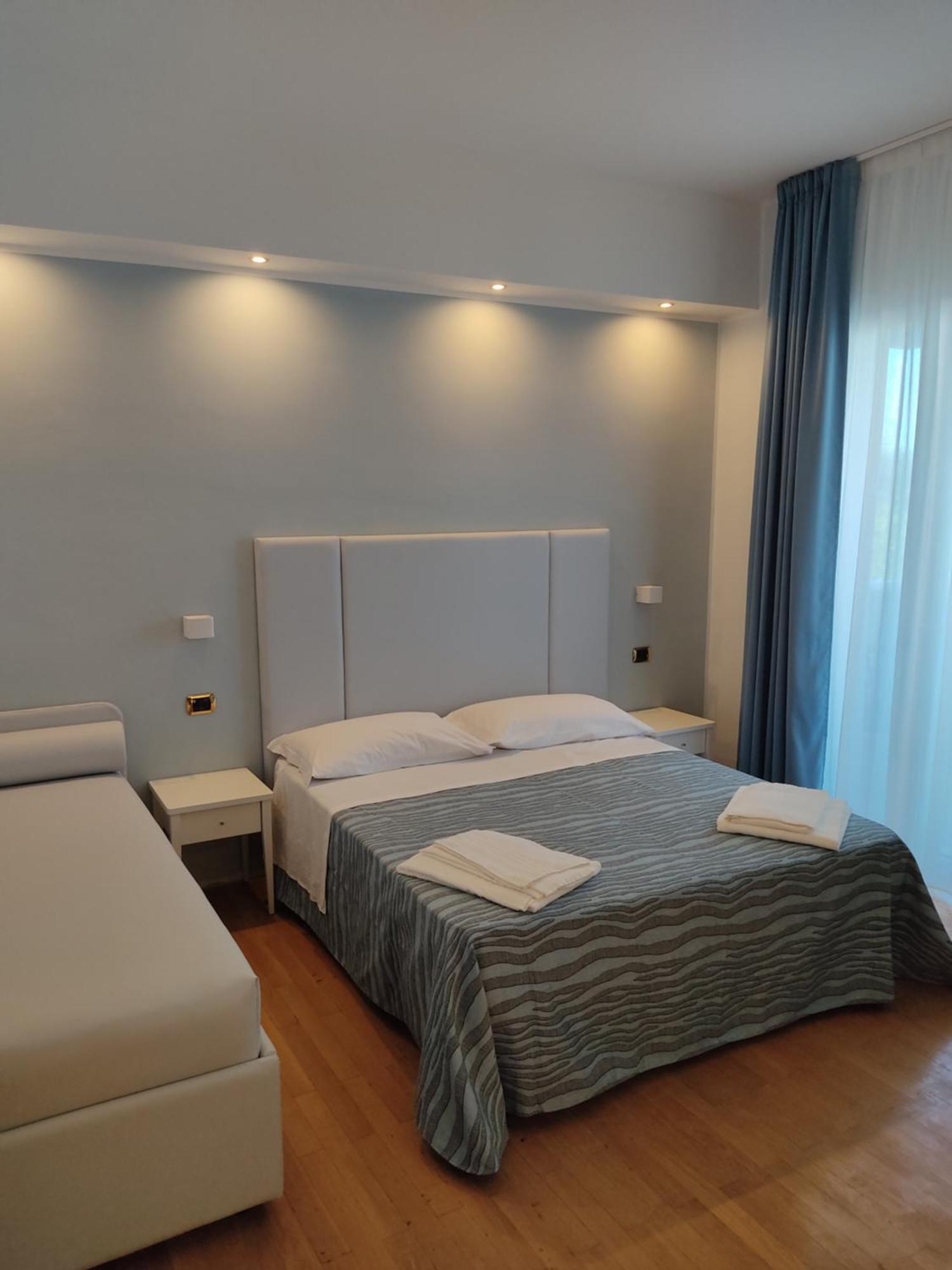 Hotel Caravel Park Римини Экстерьер фото