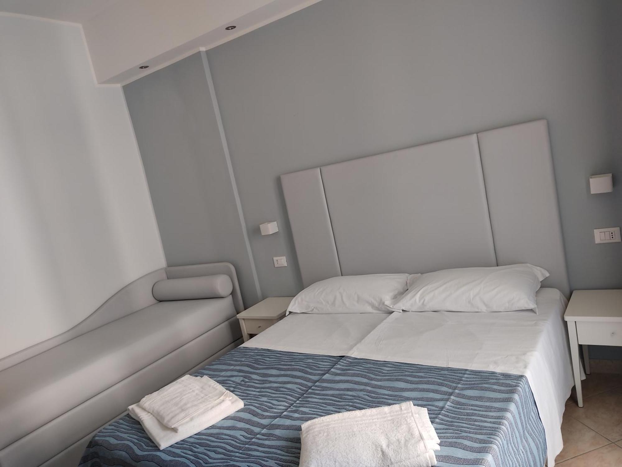 Hotel Caravel Park Римини Экстерьер фото